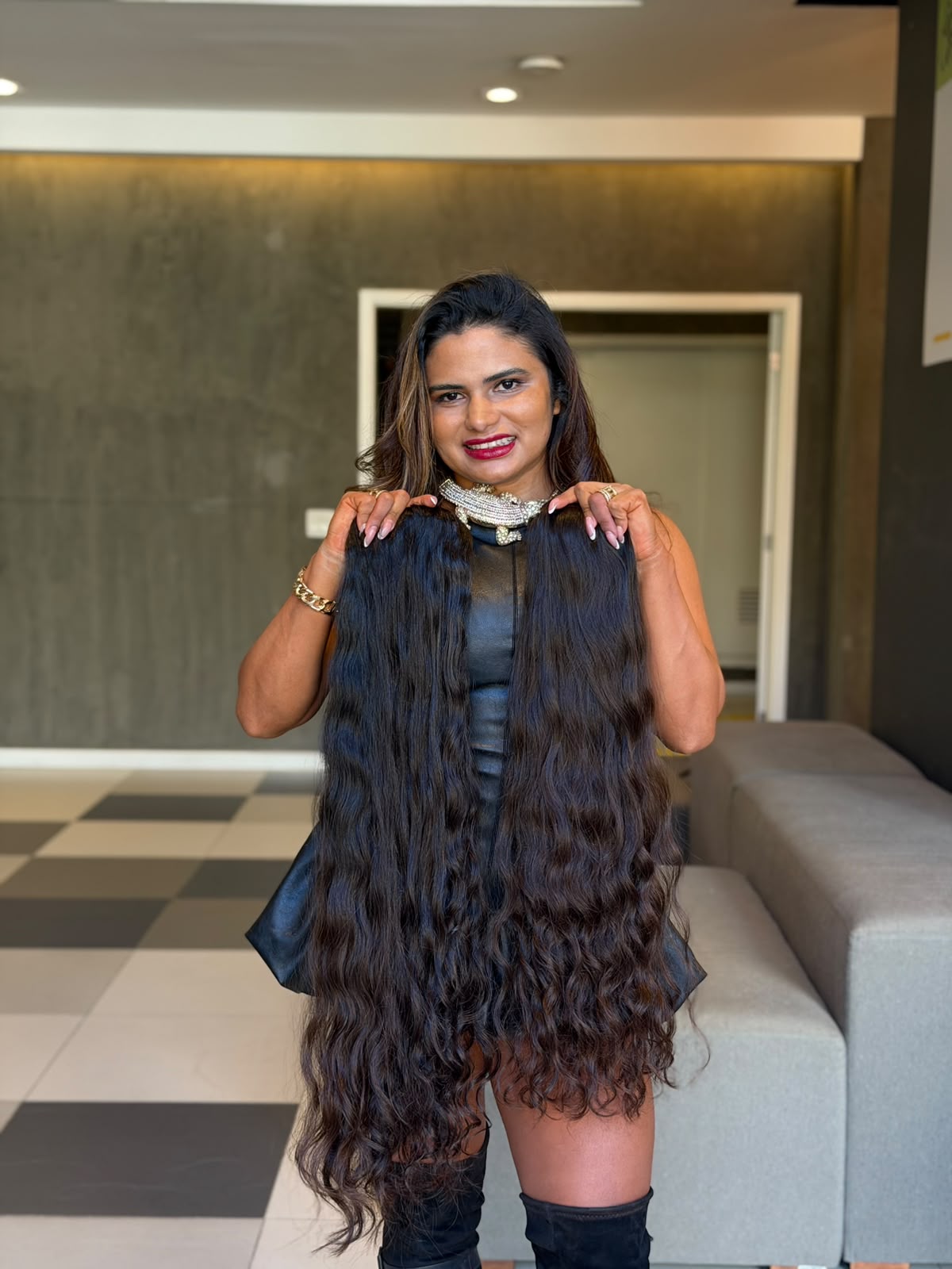 Detalhe dos cachos naturais do cabelo humano brasileiro